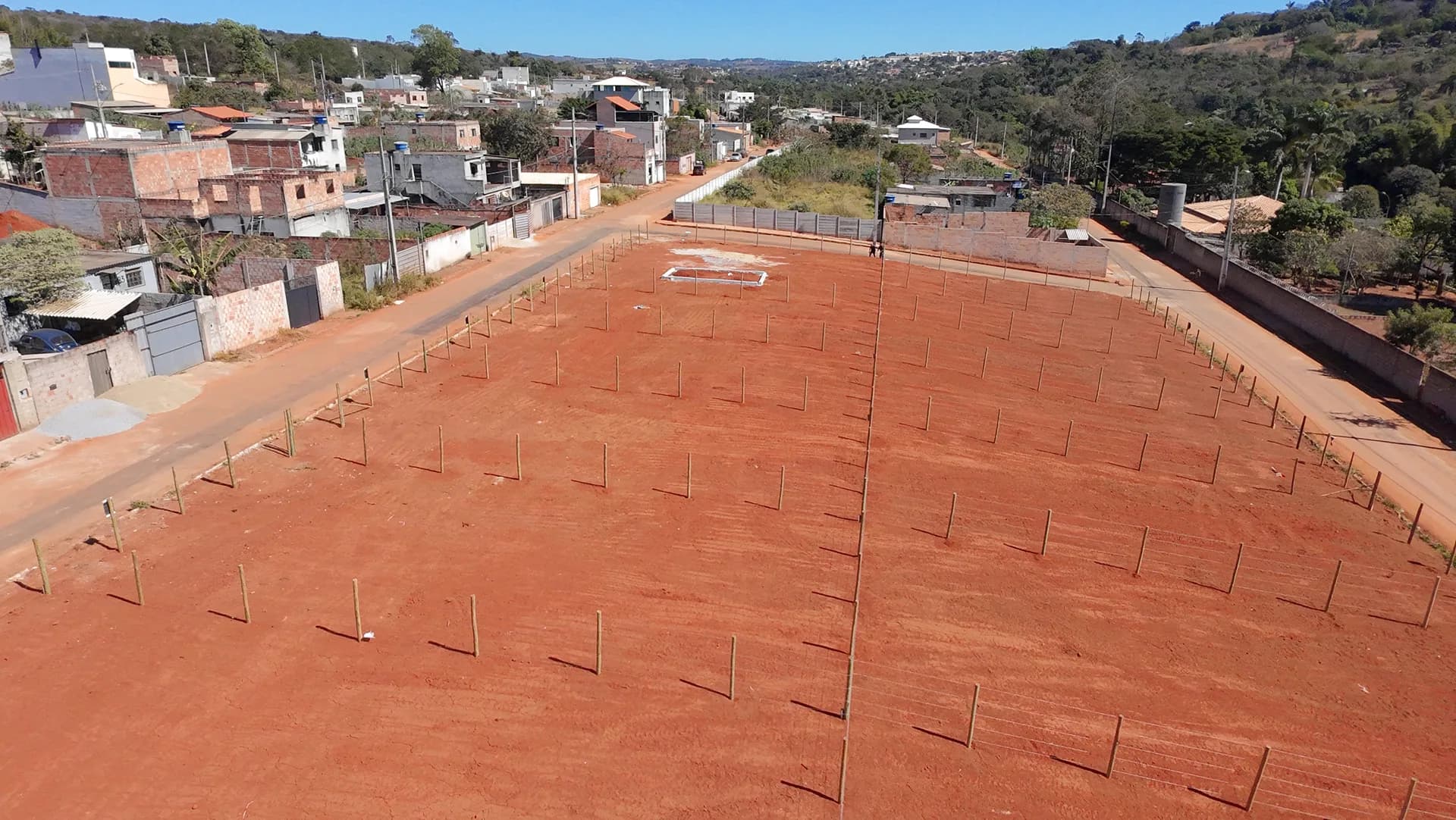 Santa Clara, vista aérea do loteamento demarcado, com a cidade e as serras ao fundo