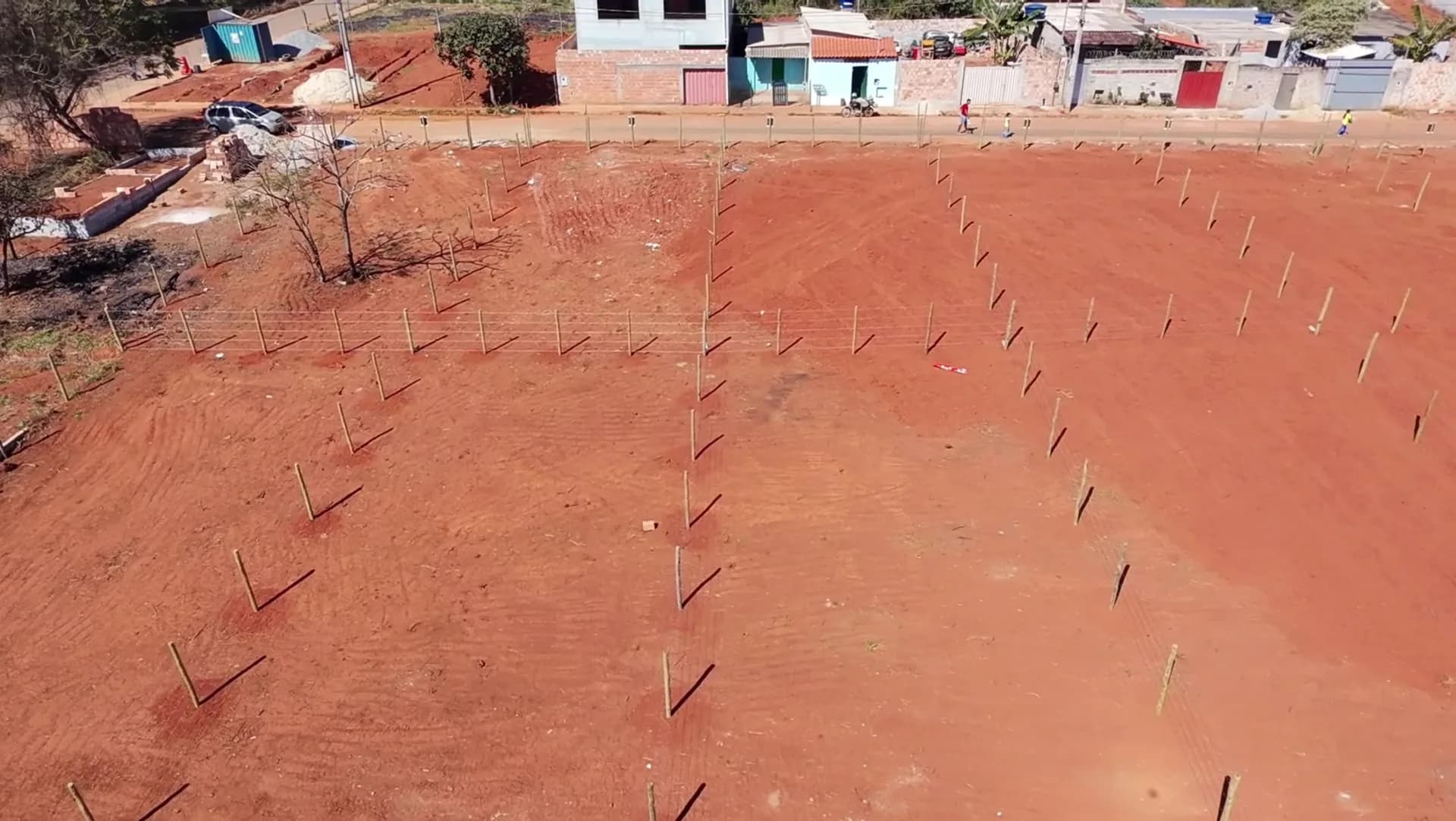 Santa Clara, lotes estaqueados vistos de perto, com a rua e as casas vizinhas ao fundo