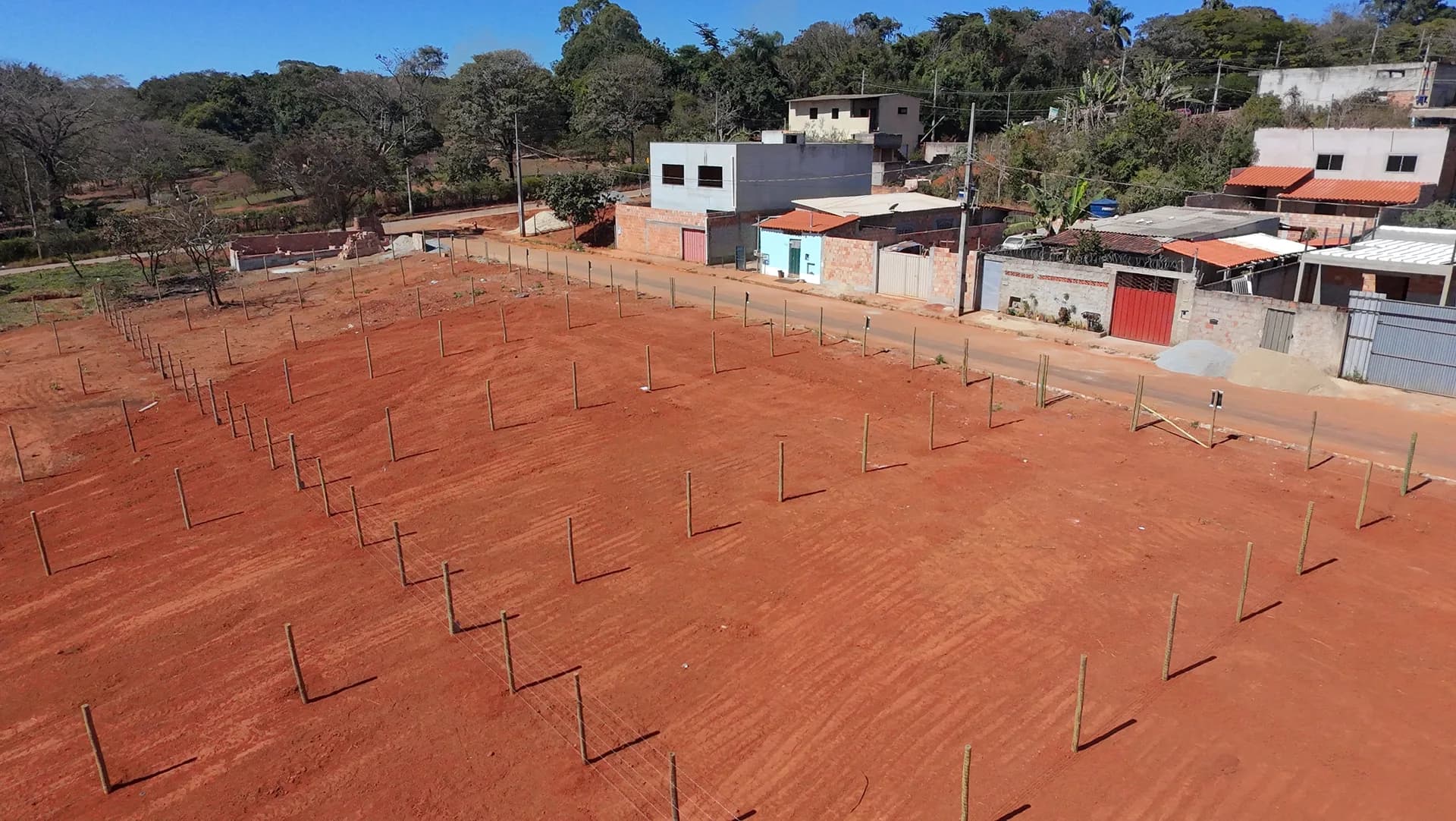 Santa Clara, lotes demarcados junto à via de acesso já ocupada por moradias